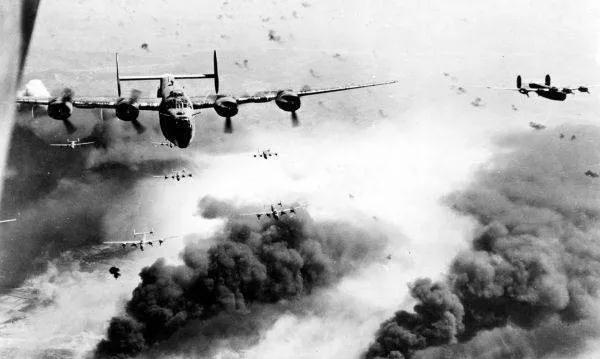 为何二战时期美国对德国白天轰炸，英国却是夜间轰炸？